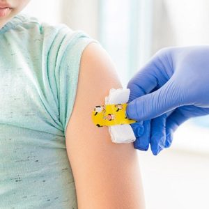 Falsi certificati vaccinali per mandare i bimbi a scuola: 21 genitori no vax indagati per corruzione