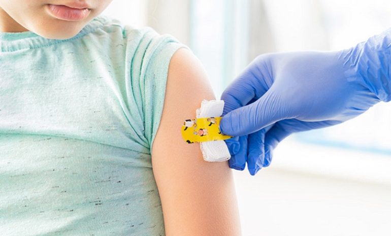 Falsi certificati vaccinali per mandare i bimbi a scuola: 21 genitori no vax indagati per corruzione