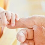 Milano, eccezionale intervento restituisce la funzionalità della mano a neonata con grave malformazione