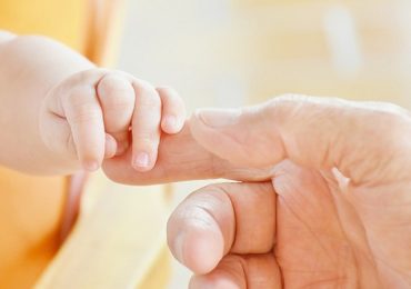 Milano, eccezionale intervento restituisce la funzionalità della mano a neonata con grave malformazione