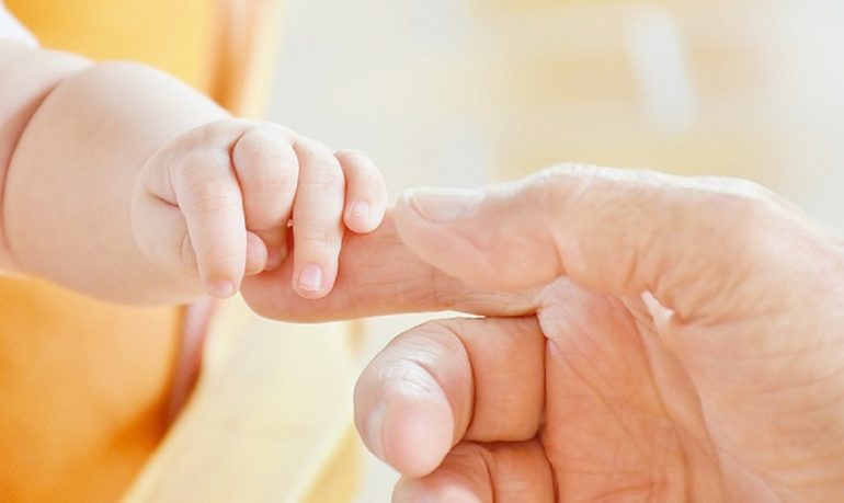 Milano, eccezionale intervento restituisce la funzionalità della mano a neonata con grave malformazione