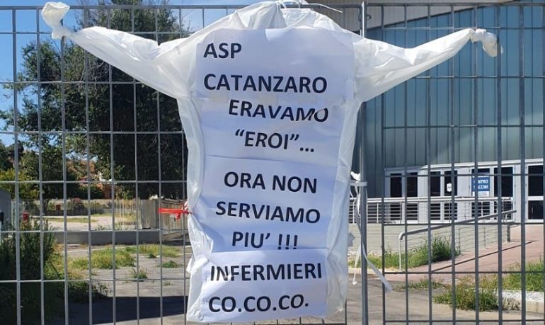 Asp Catanzaro, lo sfogo degli infermieri con contratto Co.Co.Co: "Ci avete chiamato 'eroi' e ora ci mandate a casa?"