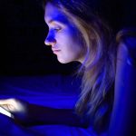 Invecchiamento: occhio alla luce blu dei dispositivi elettronici