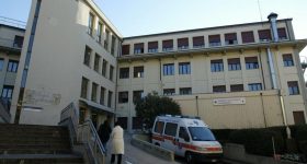 Iseo (Brescia), calci e pugni a infermieri e medici: arrestato 43enne