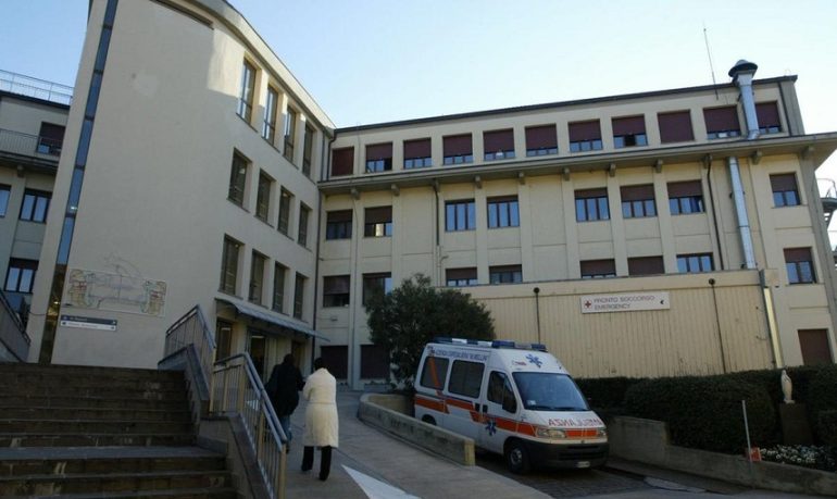 Iseo (Brescia), calci e pugni a infermieri e medici: arrestato 43enne