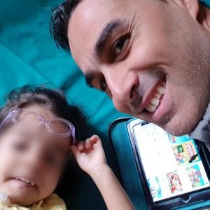 Milano, nuova denuncia del papà di Roberta, bimba affetta da malattia rara: "Niente assistenza infermieristica per mia figlia"