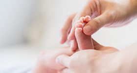 Perugia, bimbo nacque con grave danno cerebrale: condannata ginecologa