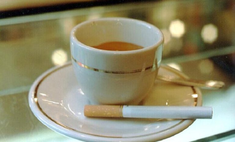 Sigaretta dopo il caffè: non solo un rito