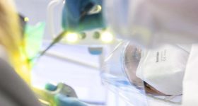 Lombardia, protesi dentali vendute a prezzi maggiorati: due medici ai domiciliari e tre indagati per corruzione