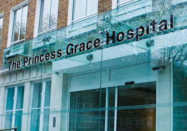 Londra, niente intervento per una donna che chiede di essere assistita solo da personale femminile: l'ospedale difende i dipendenti trans