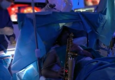 Suona il sax mentre gli asportano un tumore al cervello: eccezionale intervento a Roma