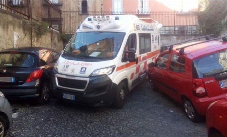 Tricase (Lecce), donna accusa malore in casa: auto in sosta selvaggia bloccano l'ambulanza. Episodio analogo a Napoli
