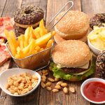 Cancro al colon: maggiori rischi per chi consuma cibi ultraprocessati