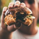 Cassino, mangia panino con dentro due chiodi: cliente di un fast food operato d'urgenza