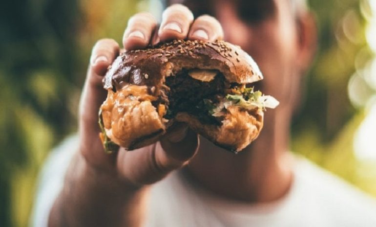 Cassino, mangia panino con dentro due chiodi: cliente di un fast food operato d'urgenza