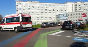 Cremona, infermiera aggredita brutalmente da un paziente: insulti, mani al collo e schiaffo al volto