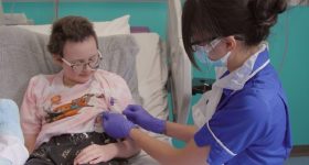 Gran Bretagna, nuova terapia con tecnica Car-T salva la vita a bimba affetta da leucemia aggressiva