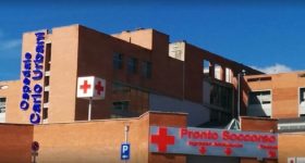 Jesi (Ancona), si stanca di aspettare e dà di matto: paziente in codice verde prende a schiaffi infermiere e danneggia Triage
