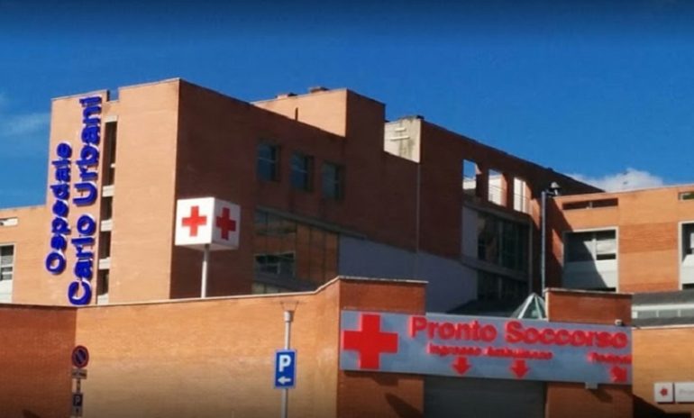 Jesi (Ancona), si stanca di aspettare e dà di matto: paziente in codice verde prende a schiaffi infermiere e danneggia Triage