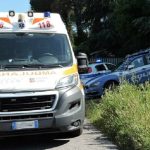 Prestano soccorso dopo incidente stradale: operatori del 118 aggrediti da uno dei due feriti. Calci e pugni per un infermiere