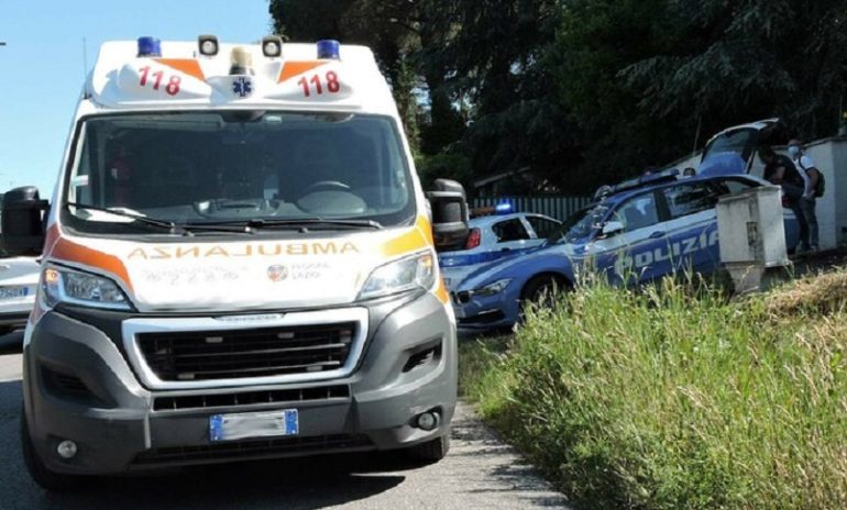 Prestano soccorso dopo incidente stradale: operatori del 118 aggrediti da uno dei due feriti. Calci e pugni per un infermiere