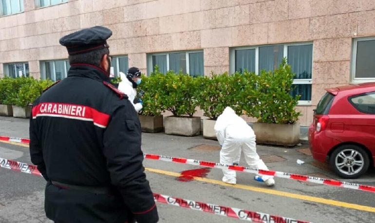 San Donato Milanese, medico colpito alla testa con un'accetta nel parcheggio del Policlinico