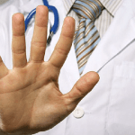 Bitonto (Bari), aggressione a un medico di famiglia nel suo studio: mano fratturata dal calcio del paziente stanco di attendere