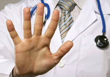 Bitonto (Bari), aggressione a un medico di famiglia nel suo studio: mano fratturata dal calcio del paziente stanco di attendere