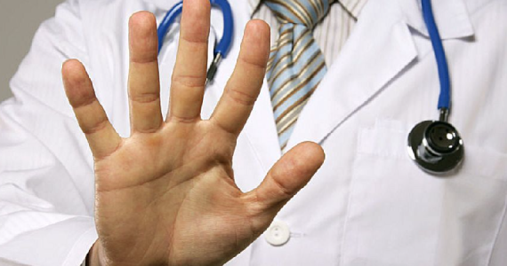 Bitonto (Bari), aggressione a un medico di famiglia nel suo studio: mano fratturata dal calcio del paziente stanco di attendere