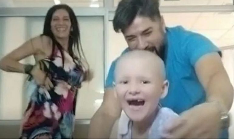 Buenos Aires, una "danza della vittoria" dopo le sedute di chemio: il rapporto speciale tra un infermiere e una piccola paziente