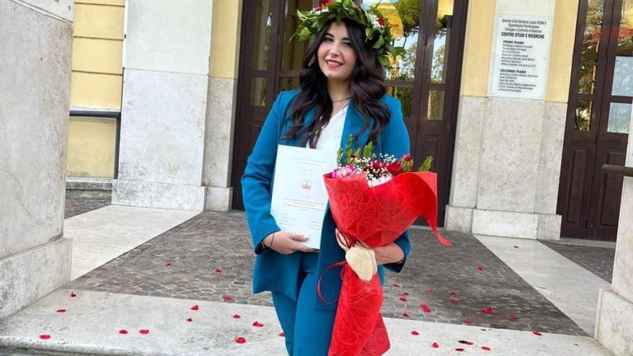 Dottore in ascolto a donne in stato di gravidanza della donna di