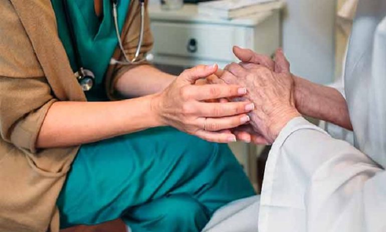 Lecce, finge amore per anziano paziente e gli spilla denaro: infermiera a processo