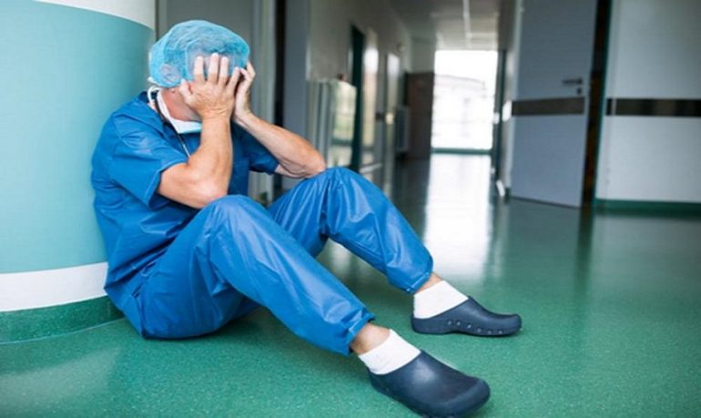 Napoli, infermiere del Policlinico si suicida per lo stress lavorativo. Opi: "Malessere ai limiti della sopportazione"