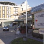 Pordenone, si stanca di attendere il proprio turno in Pronto soccorso e sputa addosso a un infermiere