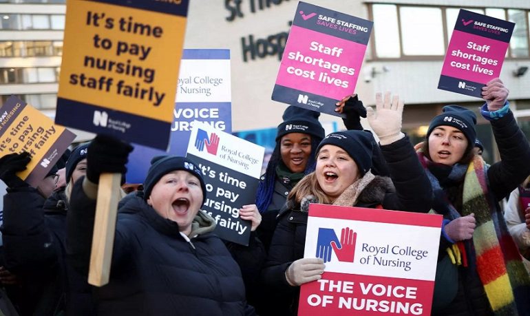 Regno Unito, infermieri ancora in sciopero: è braccio di ferro col Governo