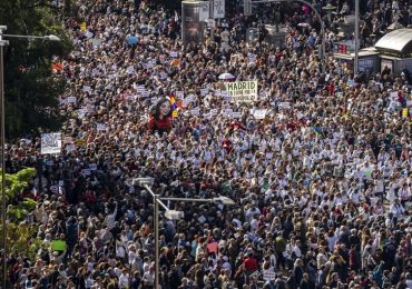 Madrid, la carica dei 250mila: grande manifestazione contro i tagli alla sanità pubblica