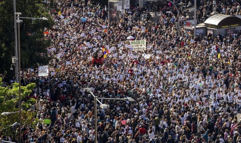 Madrid, la carica dei 250mila: grande manifestazione contro i tagli alla sanità pubblica