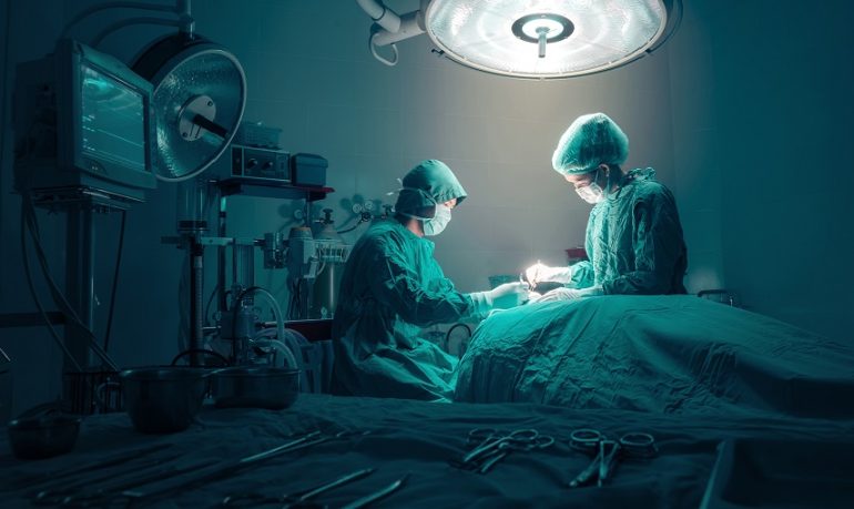 Romania, riutilizzavano impianti estratti da pazienti morti: 5 medici indagati