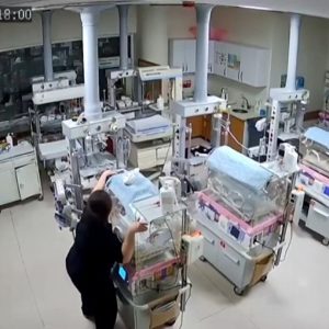 Terremoto in Turchia, diventa virale il video di due infermiere che proteggono i neonati