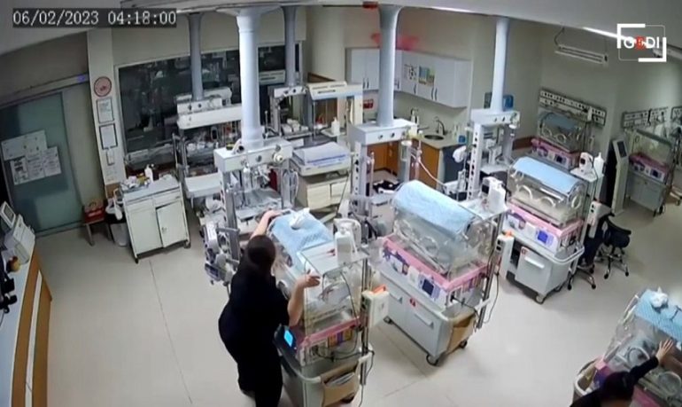 Terremoto in Turchia, diventa virale il video di due infermiere che proteggono i neonati