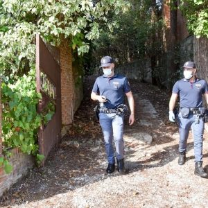 Famiglia morta di stenti a Macerata: indagati responsabile del 118 e agente di polizia