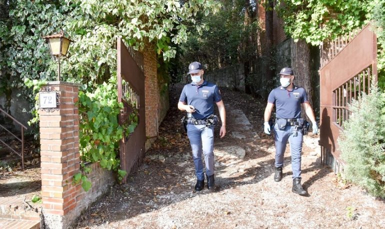 Famiglia morta di stenti a Macerata: indagati responsabile del 118 e agente di polizia