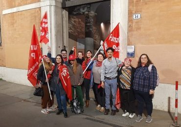 Modena, la rabbia delle oss impiegate nel servizio di assistenza domiciliare: "Stipendi insufficienti e orari impossibili". Sarà sciopero