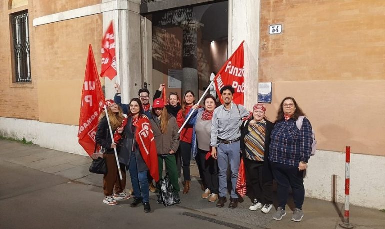 Modena, la rabbia delle oss impiegate nel servizio di assistenza domiciliare: "Stipendi insufficienti e orari impossibili". Sarà sciopero