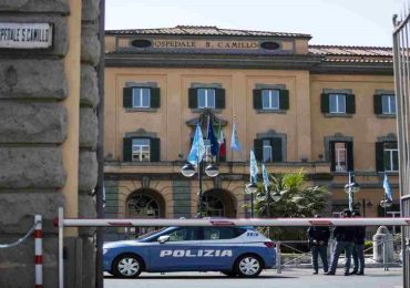 Roma, due medici e due infermieri indagati per morte di migrante in ospedale: iniettato "farmaco non annotato in cartella"? 1