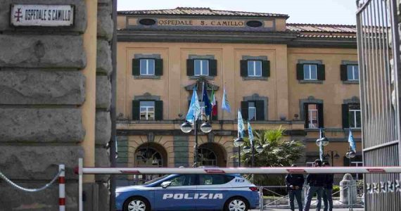 Roma, due medici e due infermieri indagati per morte di migrante in ospedale: iniettato "farmaco non annotato in cartella"? 1