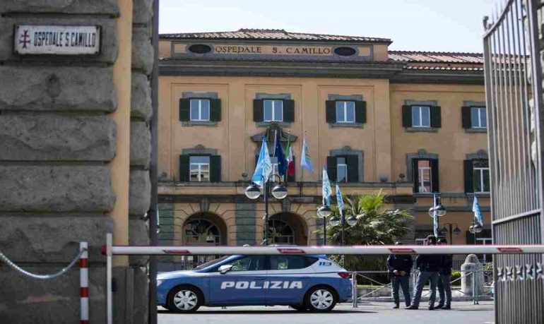 Roma, due medici e due infermieri indagati per morte di migrante in ospedale: iniettato "farmaco non annotato in cartella"? 1