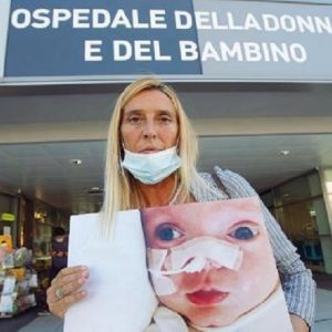 Citrobacter a Verona, accuse confermate solo per due casi di contagio. Protestano i genitori degli altri bimbi