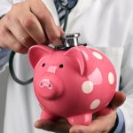 "Compenso di 11 euro all'ora per una prestazione medica": la denuncia di Omceo Milano