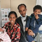 Infermiera guida al telefono il compagno di una partoriente: la figlia nasce in casa